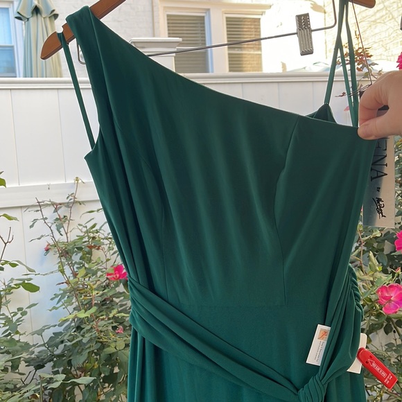 Ieena x Mac Duggal - Emerald Jersey One Shoulder Belted Trumpet Gown - Size 8 - Picture 3 of 13